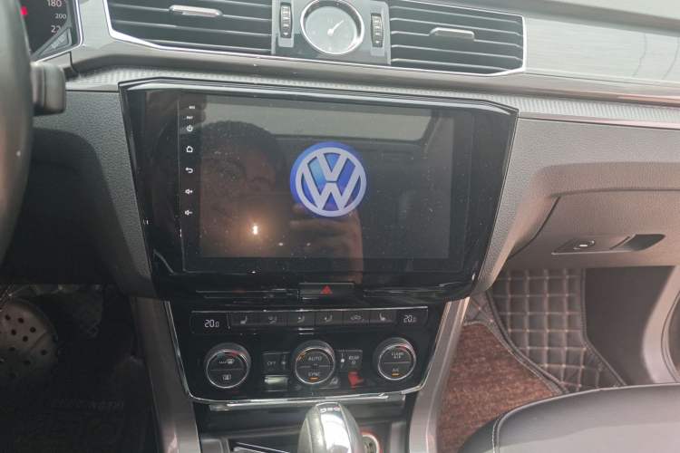 Used Volkswagen Passat 2017 330TSI DSG Luxury Edition Audio And AC Panel