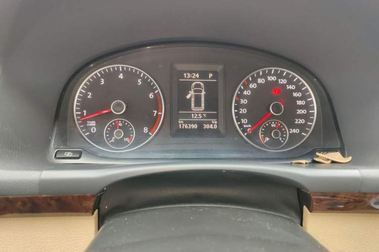 Used Volkswagen Touran 2011 1.4T DSG ZhiZhen Edition 5 Seats Odometer Close Up