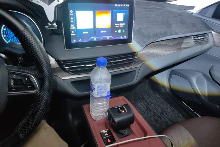 Used Hongqi E-QM5 2024 450km Range Commuter Version
