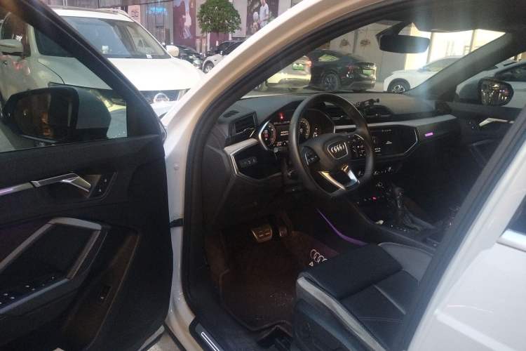 Used Audi Q3 2024 35 TFSI Fashion Dynamic Edition Driver Seat