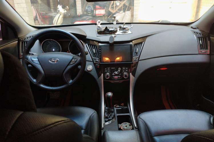 Used Hyundai Sonata 2013 2.0L Automatic Luxury Edition Center Console