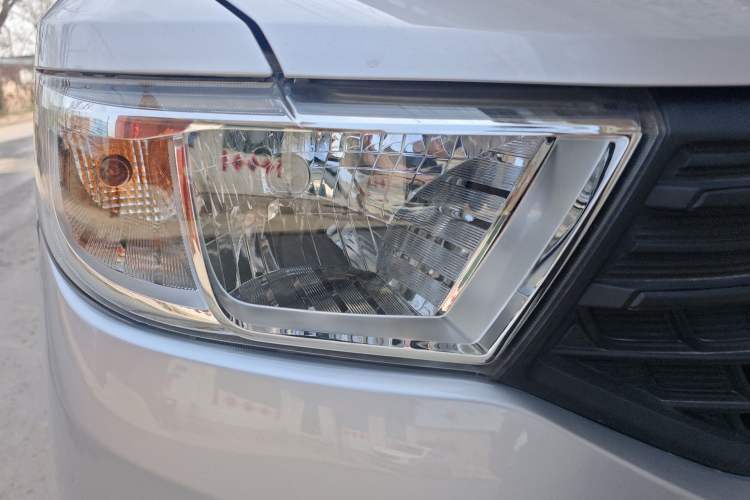 Used Wuling Hongguang V 2022 1.5L Jingqu Edition Enclosed-Window Vehicle with Hydraulic Power Steering LAR Right Front Headlight