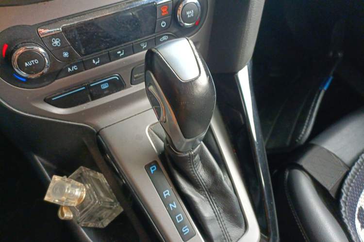 Used Ford Focus 2012 Sedan 1.6L Automatic Fashion Edition Gear Lever