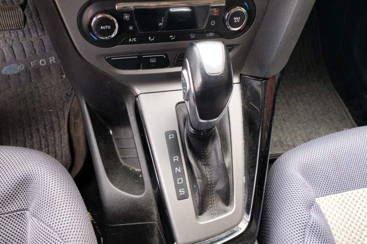 Used Ford Focus 2012 Sedan 1.6L Automatic Fashion Edition Gear Lever