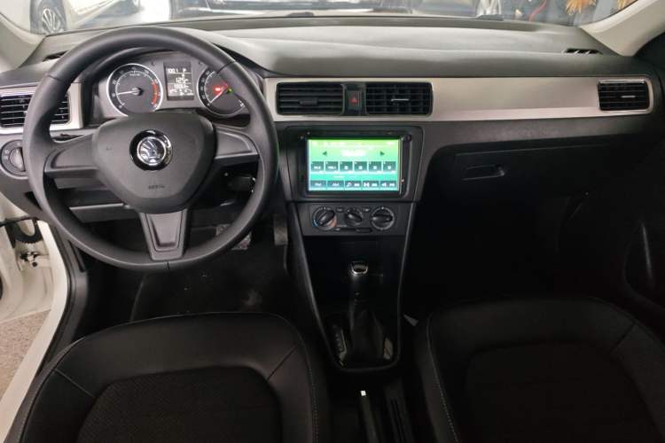 Used Skoda Rapid Spaceback 2016 Revised 1.6L Automatic Chuanxing Version Center Console