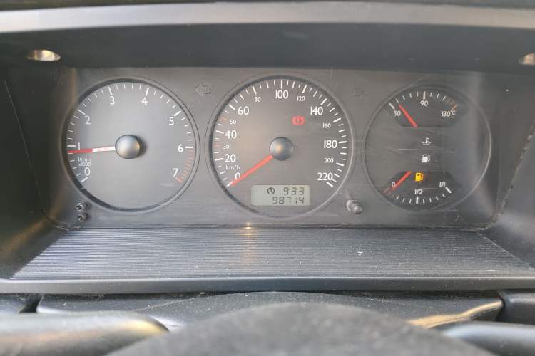 Used Volkswagen Jetta 2005 CIF Comfort Model Odometer Close Up