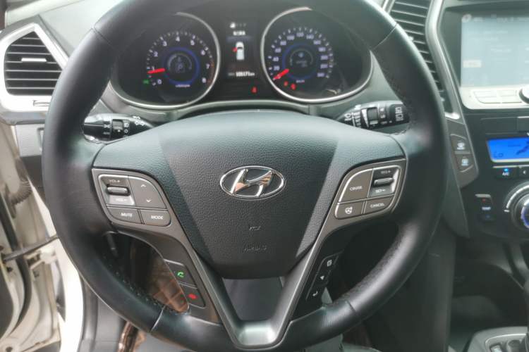 Used Hyundai Santa Fe 2013 2.4L Automatic Two-Wheel Drive Smart Version Steering Wheel