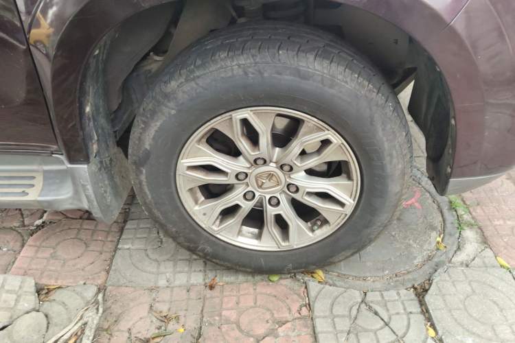 Used JMC Yusheng S350 2016 2.0T Automatic Two-Wheel Drive Gasoline Luxury Version with Sunroof 5 Seats Right Front Wheel Hub