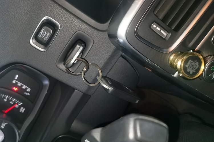 Used Volvo S60 2015 S60L 2.0T Zhiyuan Edition
