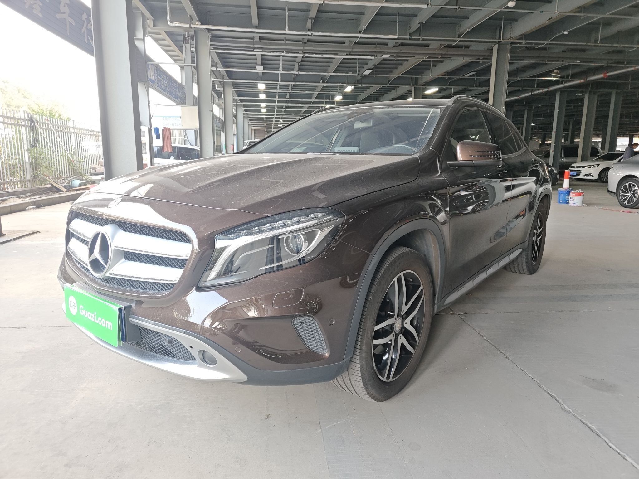 تحت مقدمة السيارة