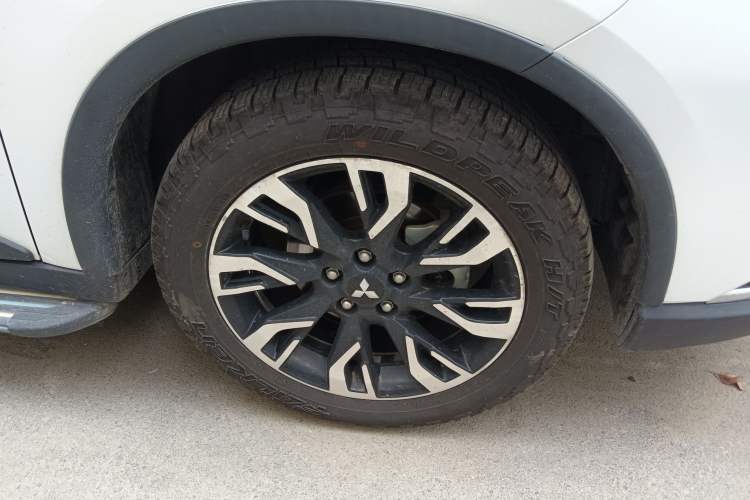 Used Mitsubishi Outlander 2019 2.0L Two-Wheel Drive Comfort Edition 5 Seats China V Standard Right Front Wheel Hub