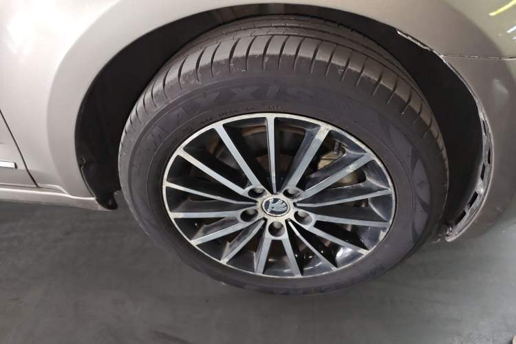 Used Skoda Octavia 2018 1.6L Automatic Luxury Edition Right Front Wheel Hub