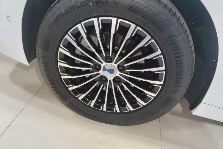 Used Denza D9 2025 DM-i Intelligent Drive 1020 Four-Wheel Drive Prestige Model Exterior 5