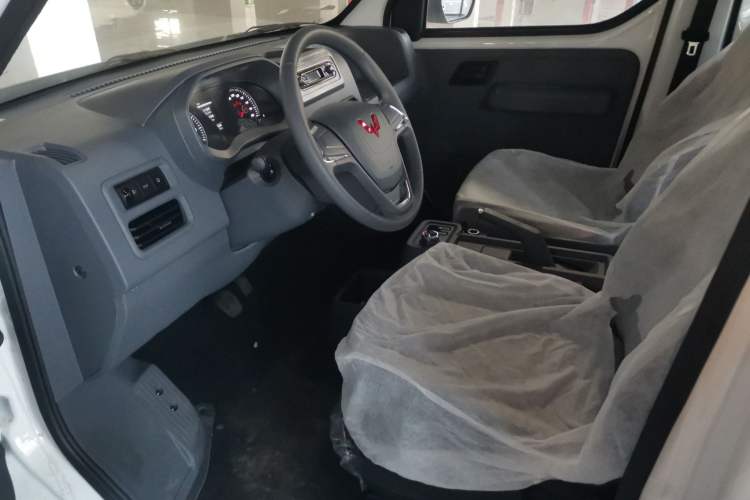 Used Wuling Yangguang 2025 Model 310KM Bus Edition—Customized by CATL
