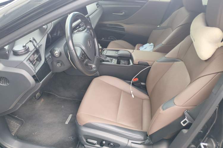 Used Lexus ES 2021 300h Deluxe Edition

