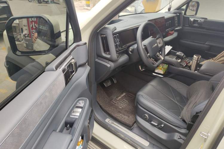 Used Formula Leopard 5 2023 Navigator Edition Driver Seat