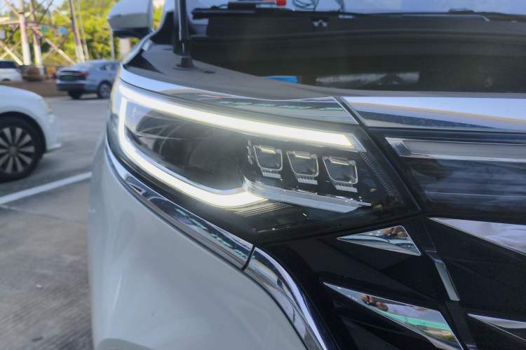 Used Roewe iMAX8 New Energy 2025 1.5T DMH Lu Zun Deluxe Edition Right Front Headlight