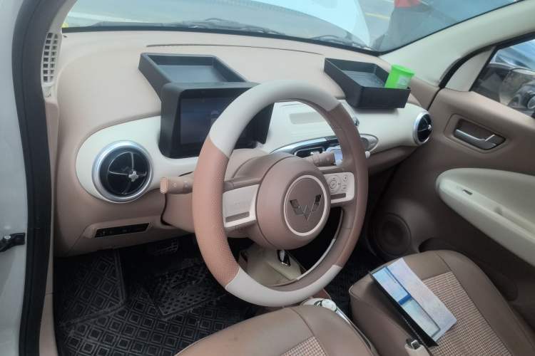 Used Wuling Hongguang MINIEV 2025 Four-Door Version Advanced Edition Center Console