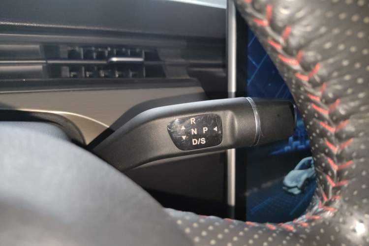 Used NETA V 2021 Standard Range Entertainment Version – Upgraded Model Gear Lever