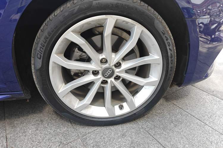 Used Audi A4L 2018 30th Anniversary Edition 40 TFSI Fashion Model Right Front Wheel Hub