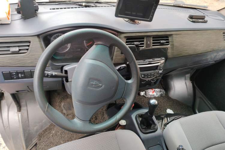 Used Jinbei Hiace X30 2021 1.5L Standard Version Air-Conditioner-Free Van China VI Emission Standard SWC15M Center Console