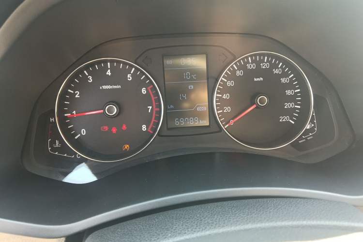 Used FAW Senya R7 2016 1.6L Manual Comfort Model Odometer Close Up