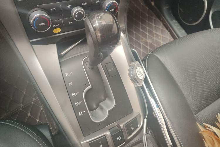 Used Chevrolet Captiva 2015 2.4L 4x4 Flagship Edition 7-Seater Gear Lever