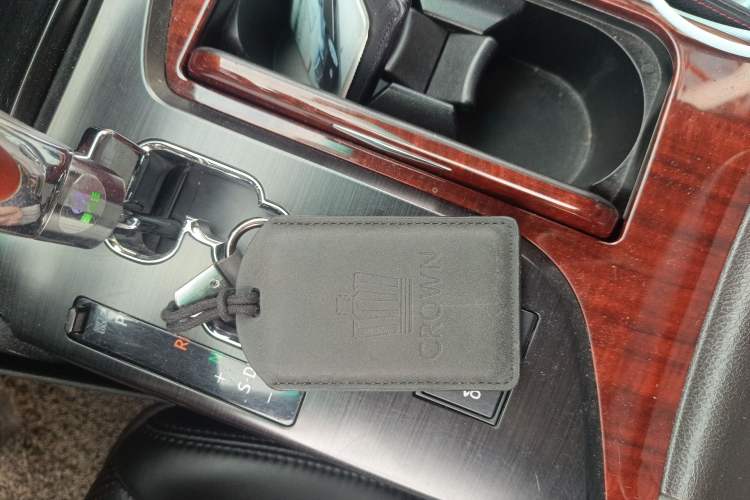 Used Toyota Crown 2011 2.5L Royal Special Edition with Leather and Sunroof Vehicle Key