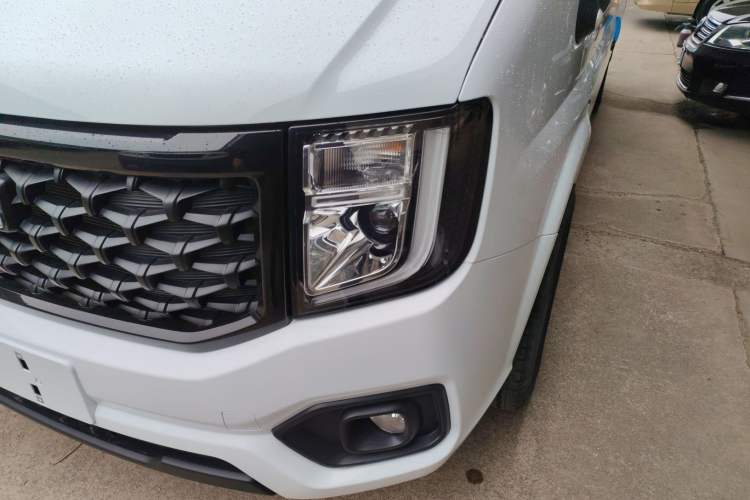 Used JMC Fushun 2025 2.0T 6MT Diesel Mid-Roof Mid-Height Commercial Multi-Purpose 7-Seater Passenger Vehicle
