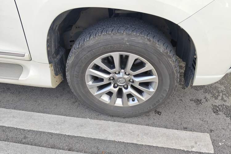 Used Toyota Prado  Right Front Wheel Hub