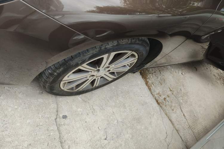 Used Peugeot 408 2014 1.8L Automatic Luxury Edition Left Front Wheel Hub