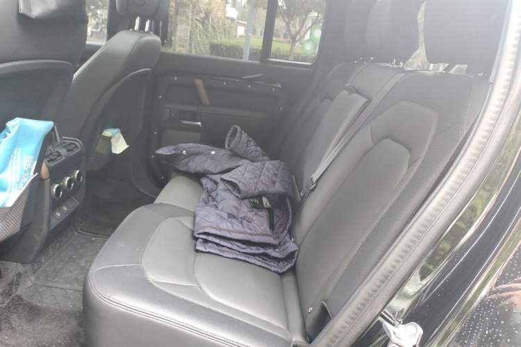 Used Land Rover Defender 2024 110 3.0T P400 X-DYNAMIC HSE Left Rear Seat