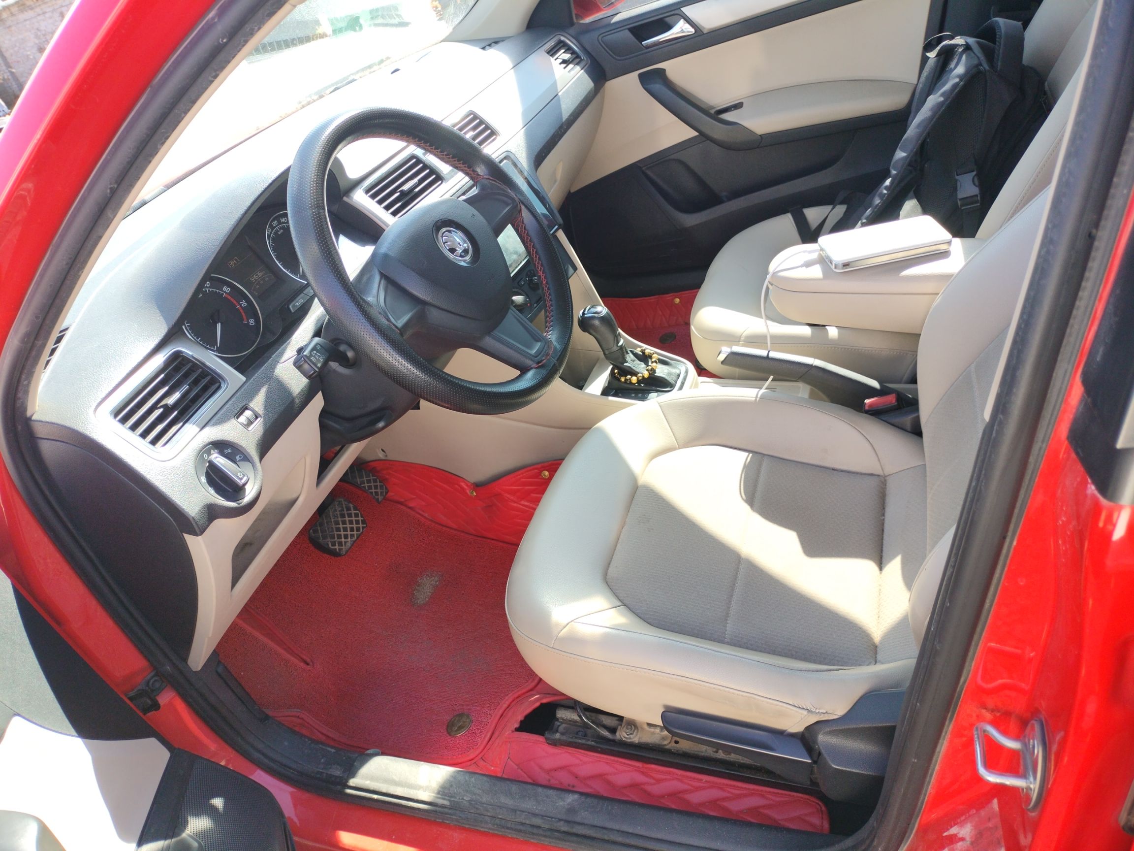 المقاعد الأمامية داخل السيارة