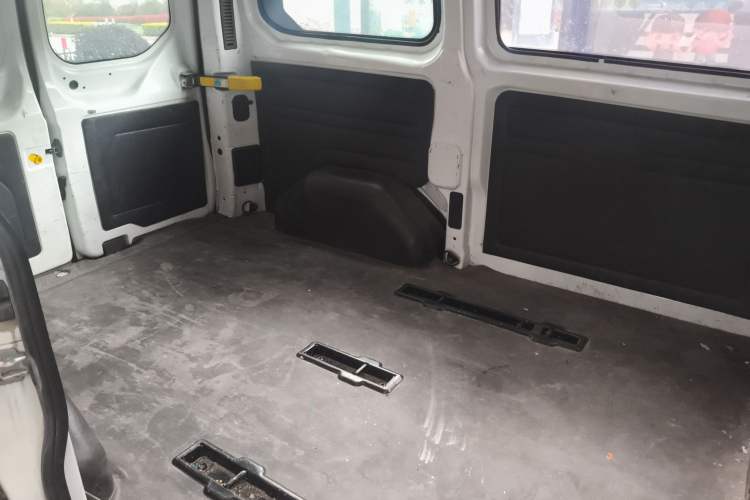 Used Ford Transit 2017 2.0T Diesel Multi-Purpose Commercial Vehicle Short Wheelbase Low Roof China IV Standard
