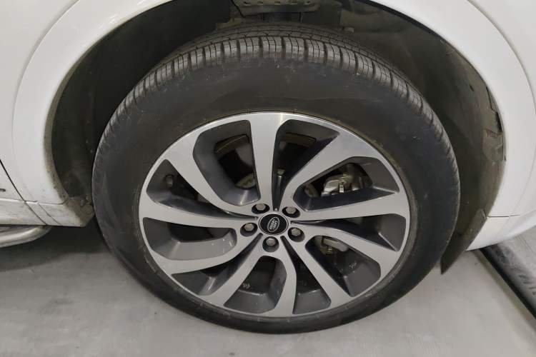 Used Land Rover Discovery Sport New Energy 2022 P300e Performance Tech Edition Right Front Wheel Hub