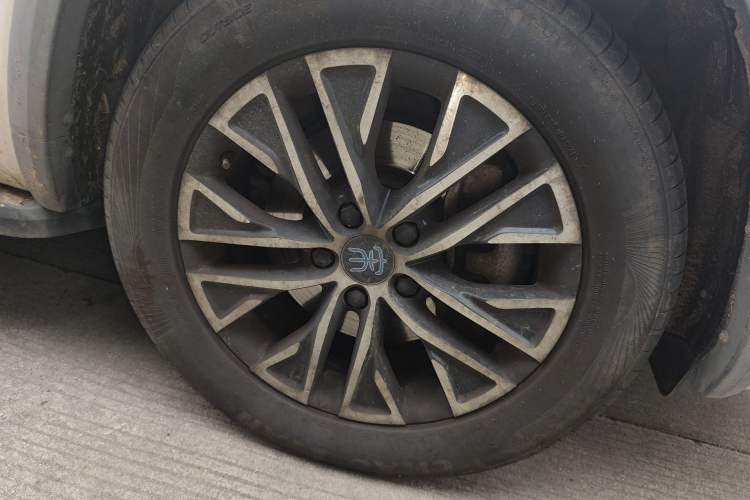 Used BYD Song New Energy 2017 Song DM 1.5TID All-Wheel Drive Luxury Model Right Front Wheel Hub