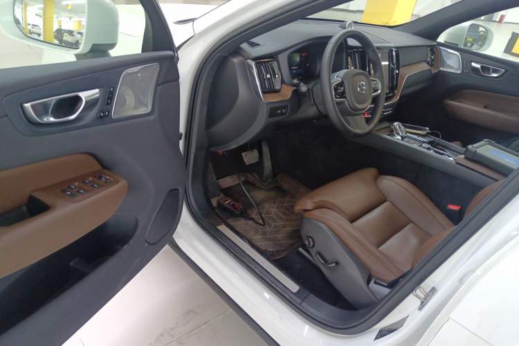 Used Volvo XC60 New Energy 2025 Plug-in Hybrid Long-Range All-Wheel Drive Smart Luxury Edition Interior 3