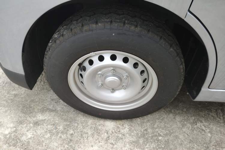 Used Wuling Yangguang 2024 300KM Comfort Version Passenger Van 75kW
