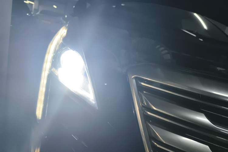 Used Cadillac XT5 2018 25T Luxury Model Right Front Headlight