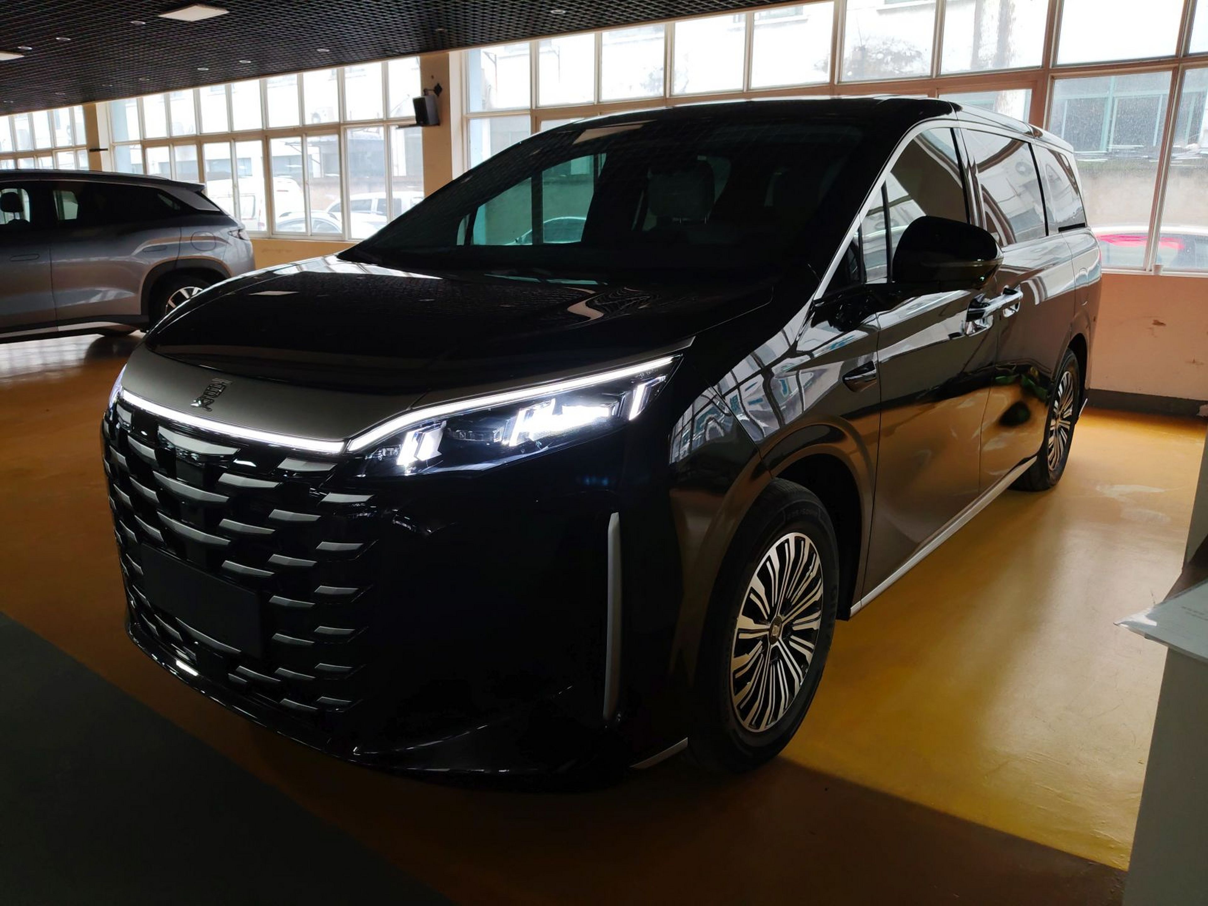 Под передней частью автомобиля