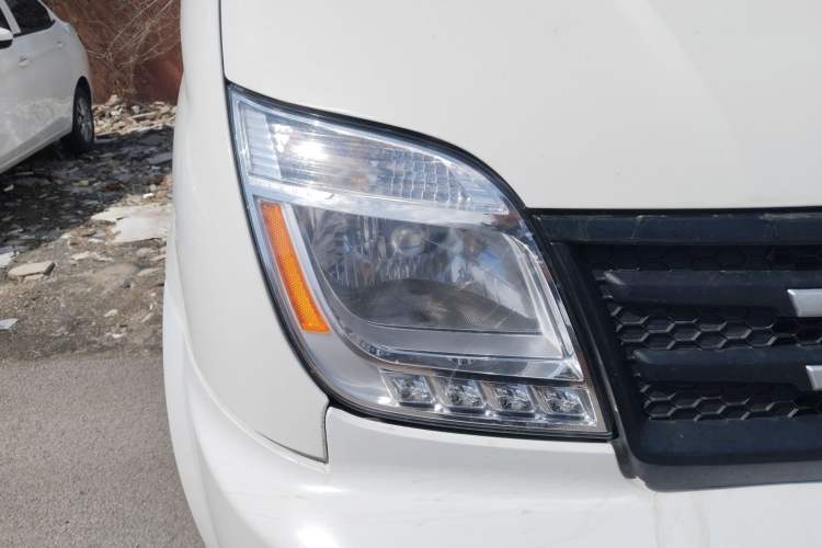 Used SAIC MAXUS Xintu V80 2021 2.0T Manual Classic Aoyuntong Long Wheelbase Mid-Roof 6/7/8/9-Seater Right Front Headlight