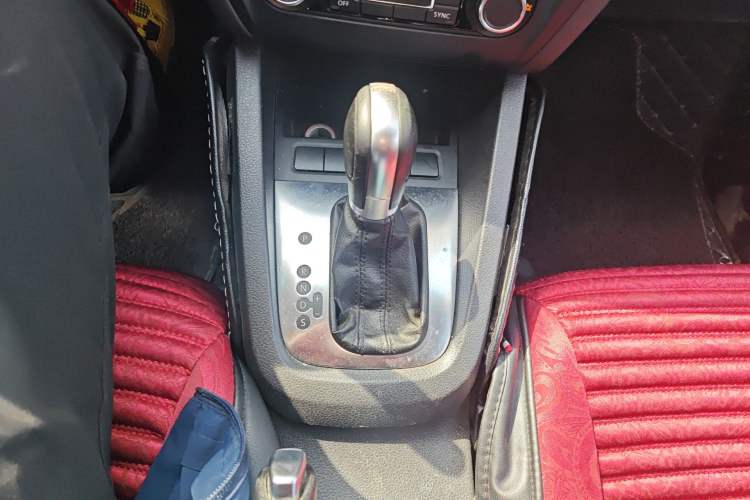 Used Volkswagen Sagitar 2013 1.4 TSI BlueMotion Edition Gear Lever