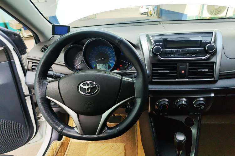 Used Toyota YARiS L Zhi Xuan 2015 1.5E Automatic Charm Edition Center Console