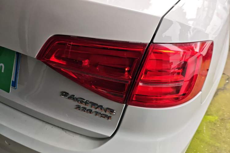 Used Volkswagen Sagitar 2015 230TSI Automatic Luxury Model Right Rear Taillight