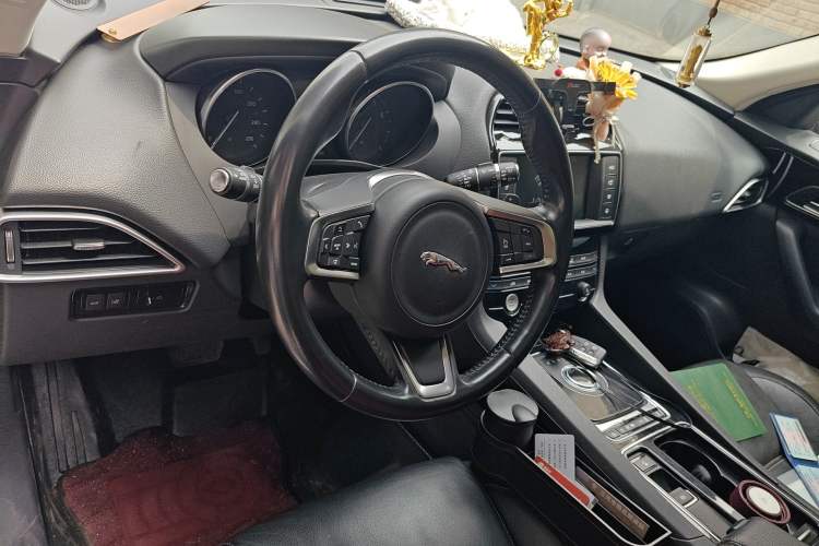 Used Jaguar F-PACE 2018 2.0T Four-Wheel Drive Urban Luxury Edition Center Console