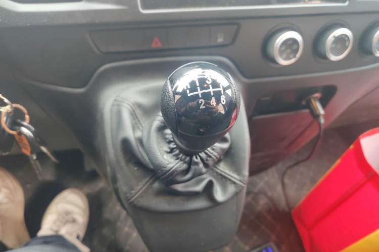 Used JMC Fushun 2025 2.0T 6MT Diesel Short-Wheelbase Low-Roof Commercial Multi-Purpose Passenger Vehicle with 5/6 Seats and Twin-Swing Tailgate