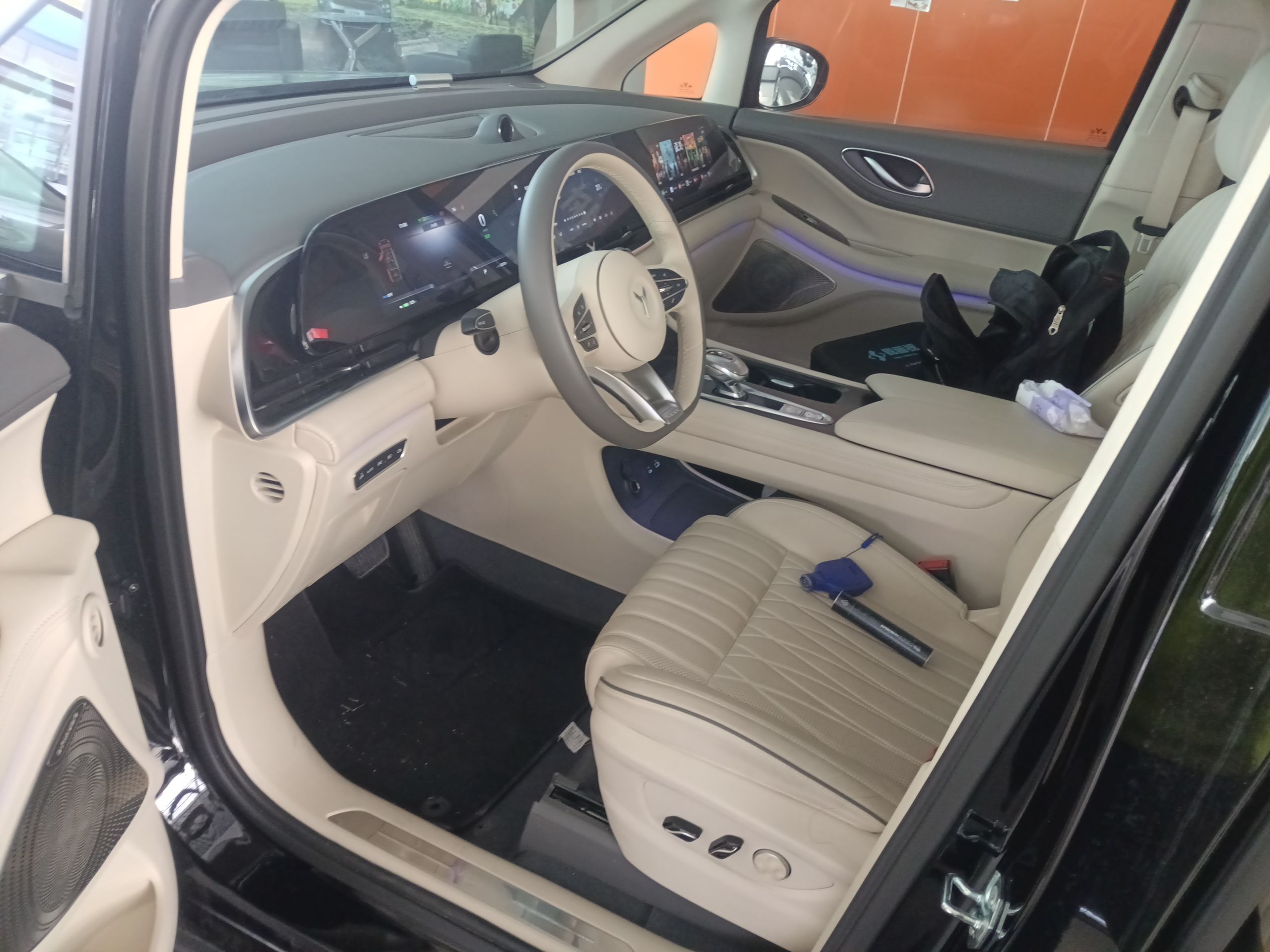 المقاعد الأمامية داخل السيارة