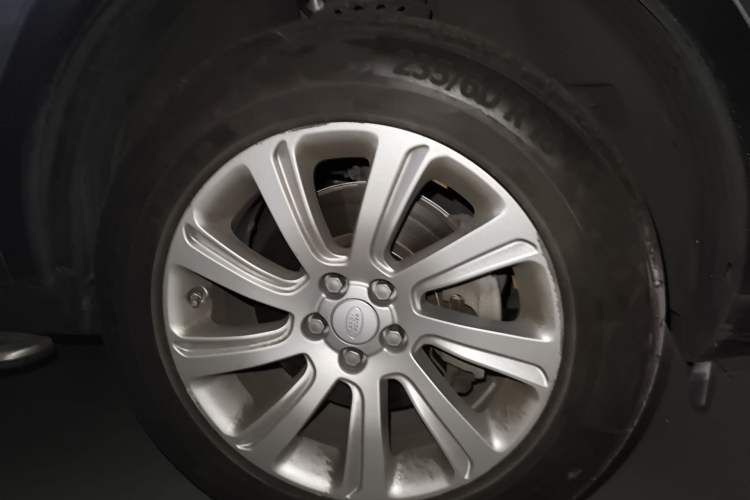 Used Land Rover Discovery Sport 2018 240 PS SE Version Right Front Wheel Hub