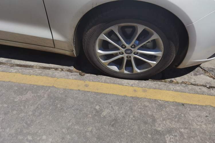 Used Ford Mondeo 2018 EcoBoost 180 Smart Control Fashion Model China V Standard Right Front Wheel Hub