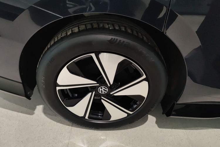 Used Volkswagen ID.7 VIZZION 2024 AIR model Right Rear Wheel Hub